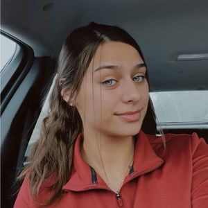 Meet your Posher, Alexis